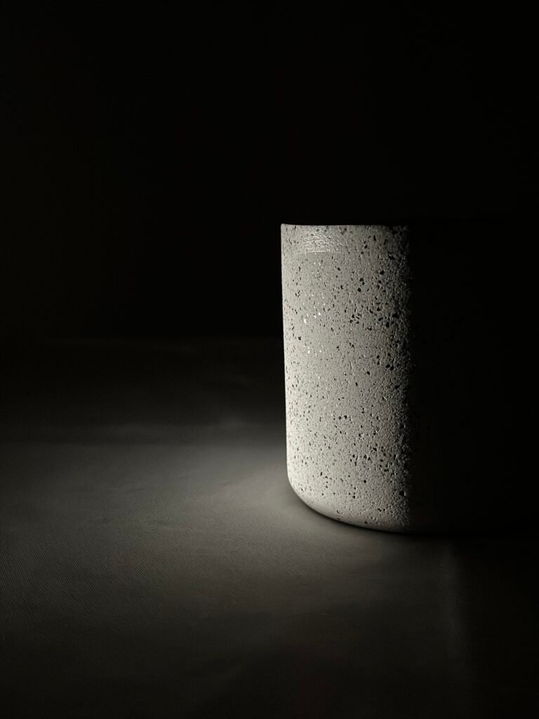 "Close-up of the candle jar made of micro concrete with detailed texture" "Gros plan du pot de bougie en micro-béton avec texture détaillée"