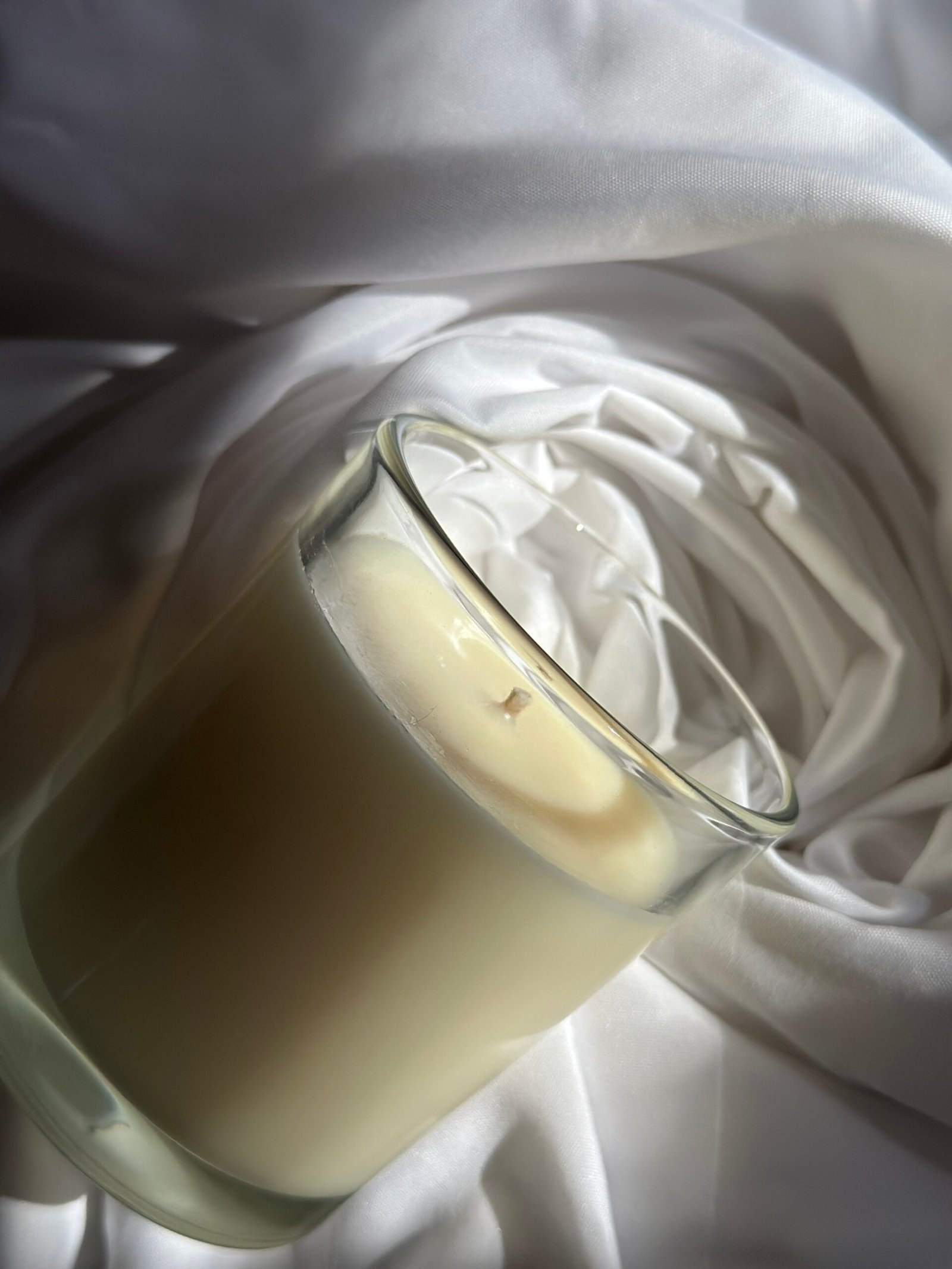 Bougie de luxe fabriquée à la main par Flamme d’Élixir, mettant en valeur notre engagement envers le savoir-faire français et notre dévouement à la qualité, avec un emballage respectueux de l’environnement et une combustion propre et durable.
Handcrafted luxury candle by Flamme d’Élixir, showcasing our dedication to French savoir-faire and commitment to quality, with eco-conscious packaging and a clean, long-lasting burn.