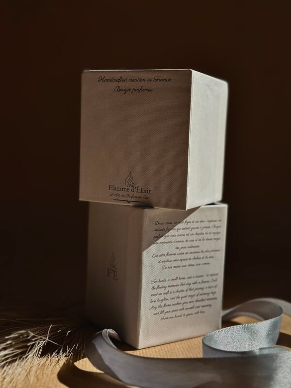 Emballage élégant et éco-responsable de la bougie de luxe 'Premier Regard', conçu avec un savoir-faire français minimaliste et des matériaux durables. Elegant and eco-conscious packaging of the 'Premier Regard' luxury candle, designed with minimalist French craftsmanship and sustainable materials. flamme delixir, flamme elixir, flame elixir, flame delixir, elixir flame, elixir flamme, bougie de luxe, bougie luxe, premier, premier regard, premier bougie, bougie de luxe, bougie luxe