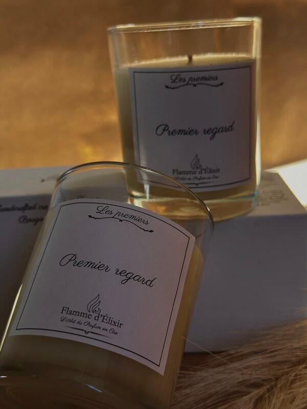La présentation élégante de la bougie de luxe 'Premier Regard', mettant en valeur sa beauté intemporelle et son artisanat raffiné. The elegant presentation of the 'Premier Regard' luxury candle, showcasing its timeless beauty and artisanal craftsmanship. flamme delixir, flame elixir, elixir flamme, elixir flame, flamme elixir, premier regard, premier , premier bougie, bougie de luxe, bougie luxe