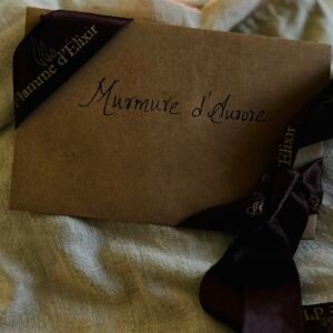 Murmure d'Aurore from Flamme d'Elixir. in a handmade scented discovery scent cards with high notes of green tea, osmanthus, santal.