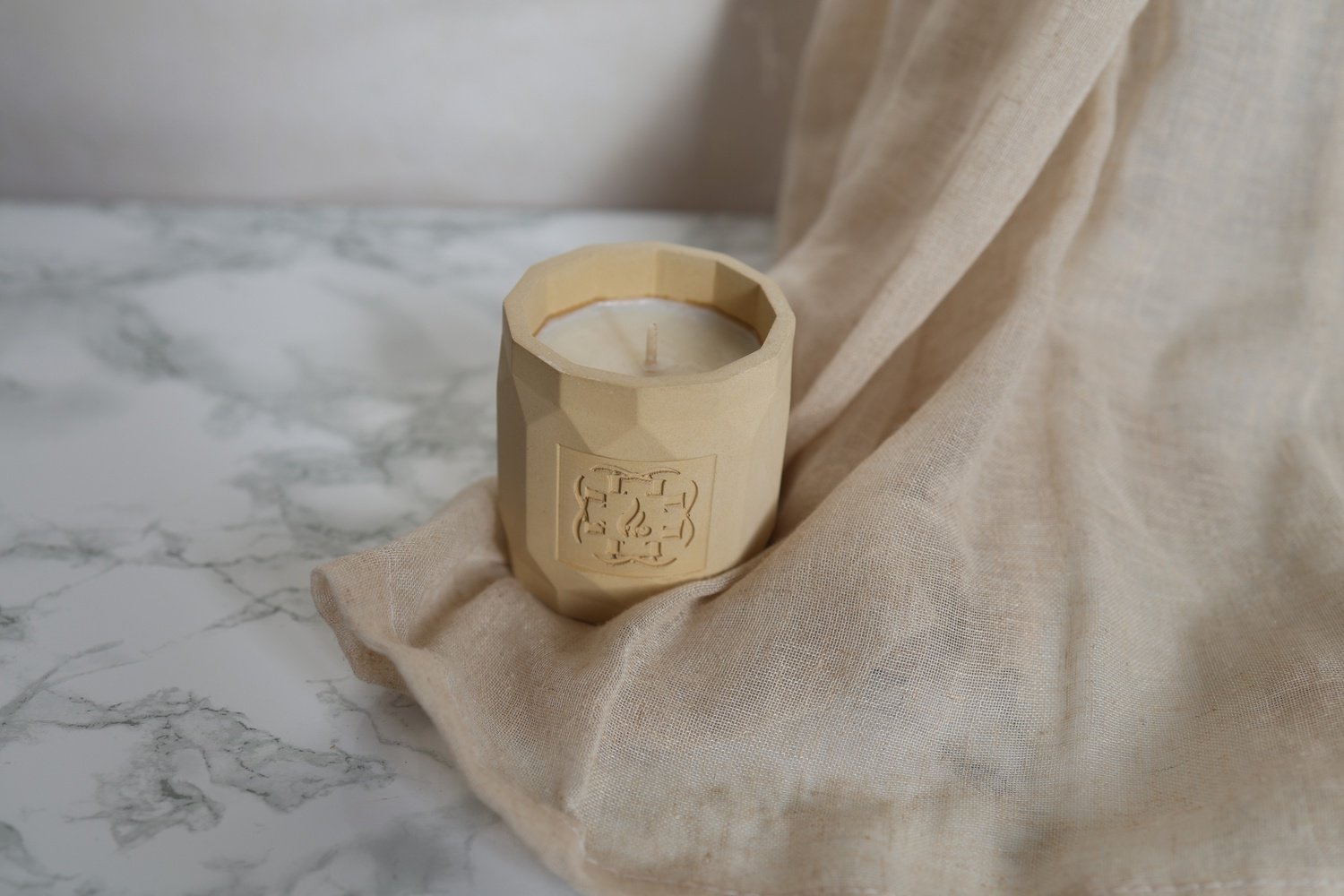 sandstone scented candle. jasmine, orange leaves, apricot fragrance scented candles. handmade in Bordeaux. Design scented objects created by Flamme delixir